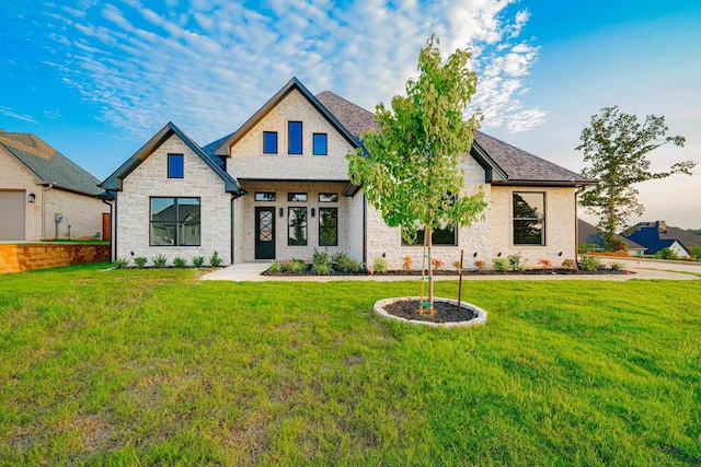 view of front of property featuring a front lawn