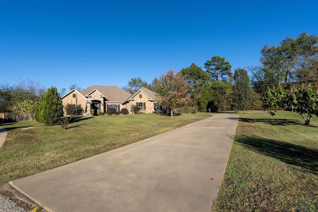 view of front of home featuring a front yard