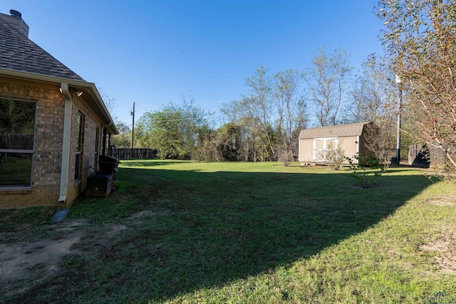 view of yard featuring a shed