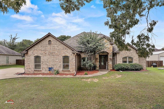 view of front of house with a front lawn