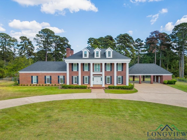 view of front facade featuring a carport and a front yard