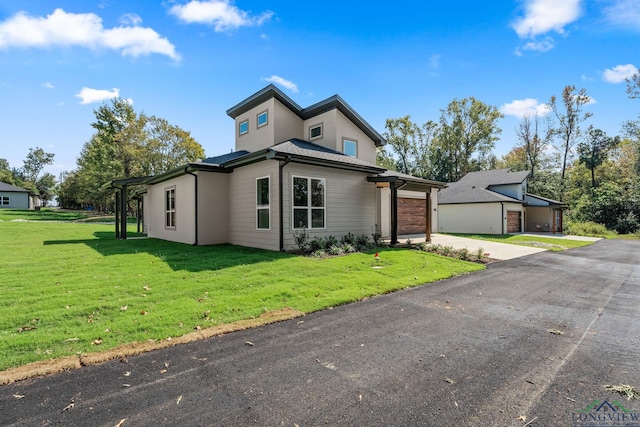 view of front of property featuring a front lawn and a garage