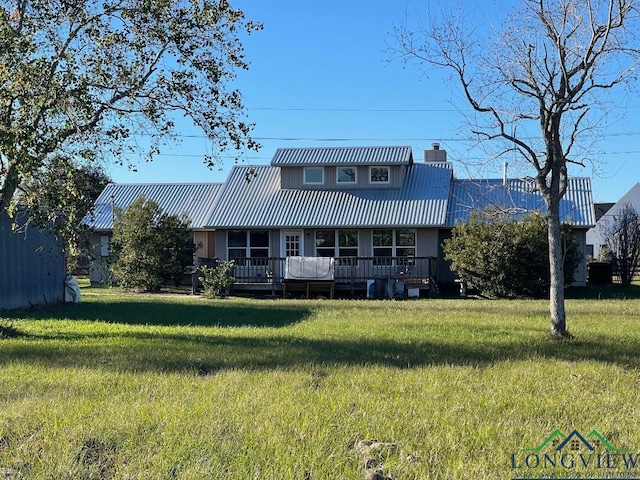 view of front of property featuring a front lawn