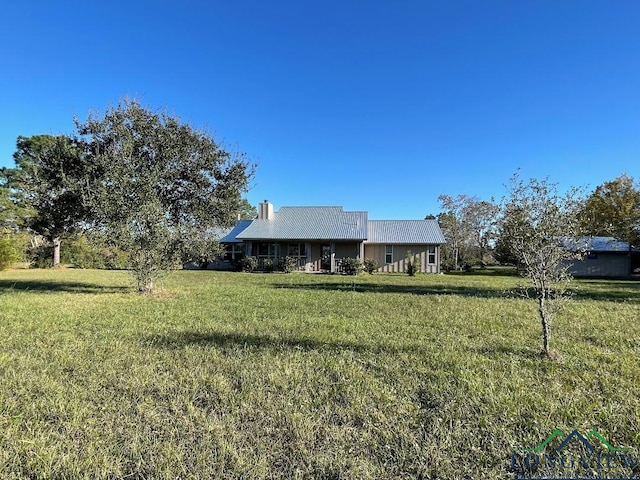 view of front of house with a front lawn