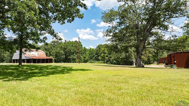 view of yard featuring an outbuilding