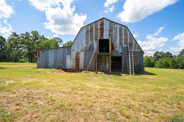 view of barn featuring a lawn