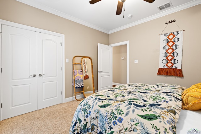bedroom with ornamental molding, carpet flooring, baseboards, visible vents, and a ceiling fan