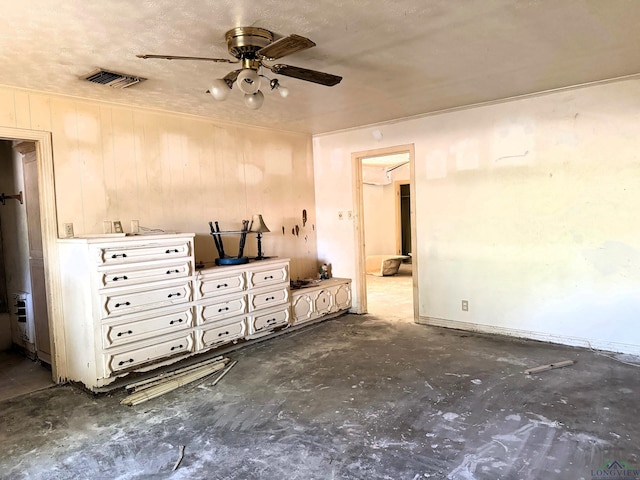 unfurnished bedroom featuring ceiling fan