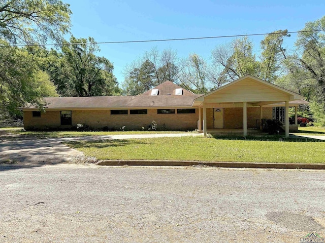 single story home with a front lawn