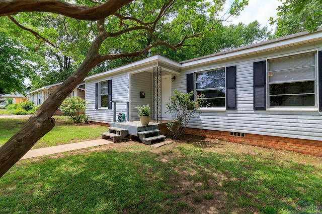 single story home featuring a front lawn and crawl space