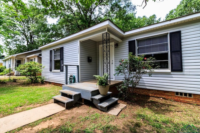 1321 Lake Dr, Longview, TX 75601 - view of front of home with crawl space