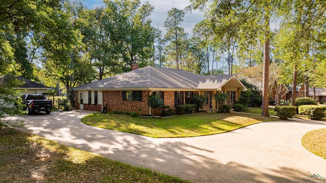 ranch-style house featuring a front lawn