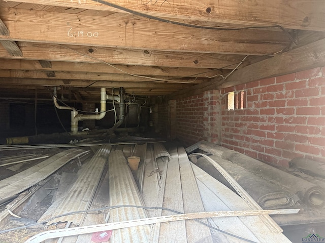 1701S Washington St, Marshall, TX 75670 - inside crawl space with brick wall