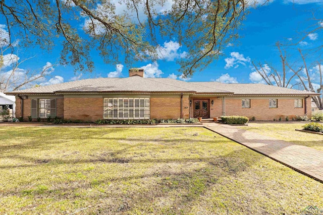 single story home with a front yard