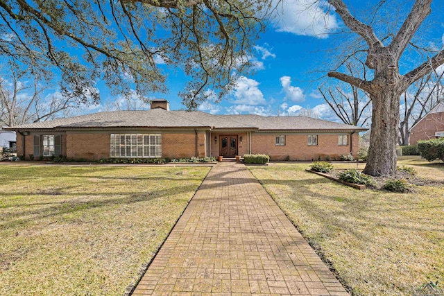 single story home featuring a front lawn