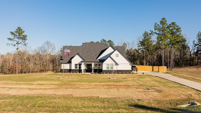 modern inspired farmhouse featuring a front yard