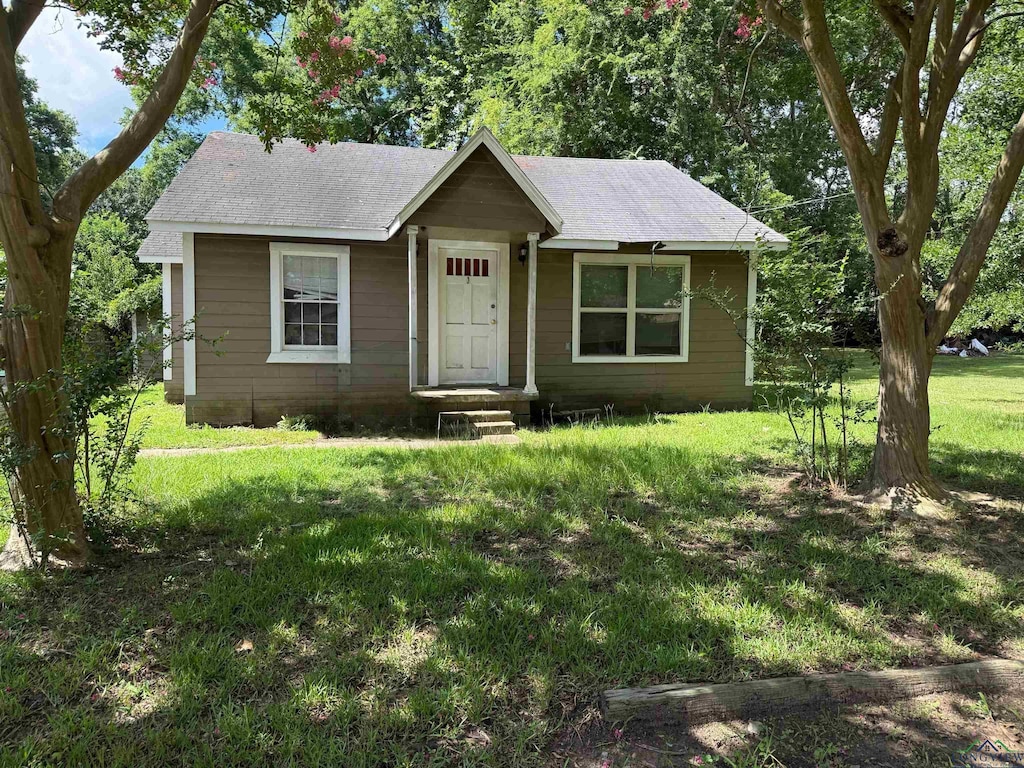 808 Owings St, Longview, TX 75602 - bungalow-style house with a front yard