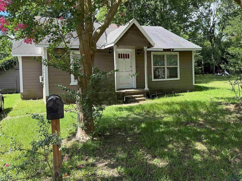 808 Owings St, Longview, TX 75602 - bungalow-style home featuring a front lawn