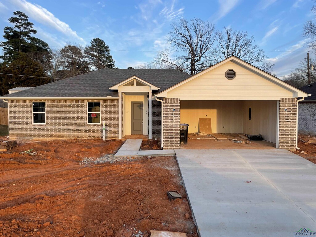 view of front of property featuring a garage