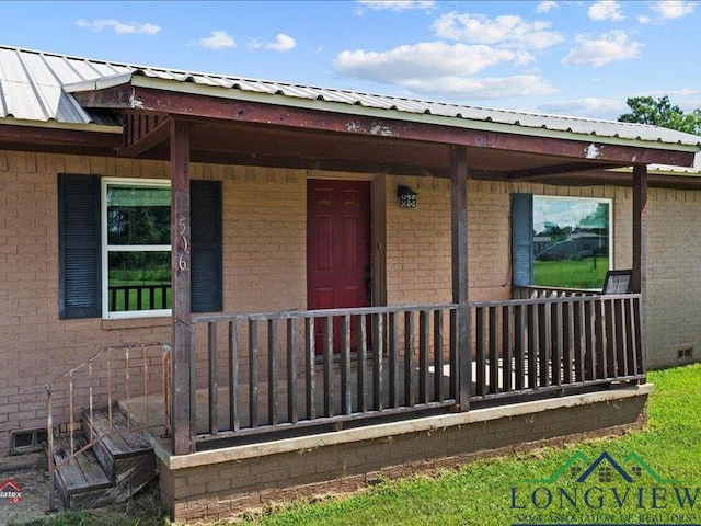 property entrance featuring a porch