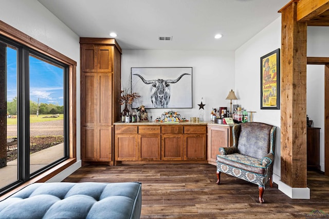 sitting room featuring dark wood-style flooring, visible vents, and recessed lighting