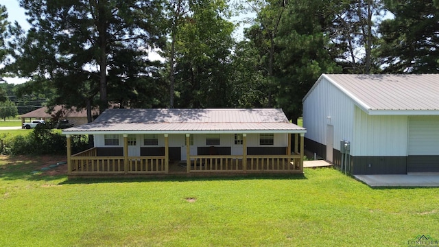 view of front of property featuring covered porch and a front lawn