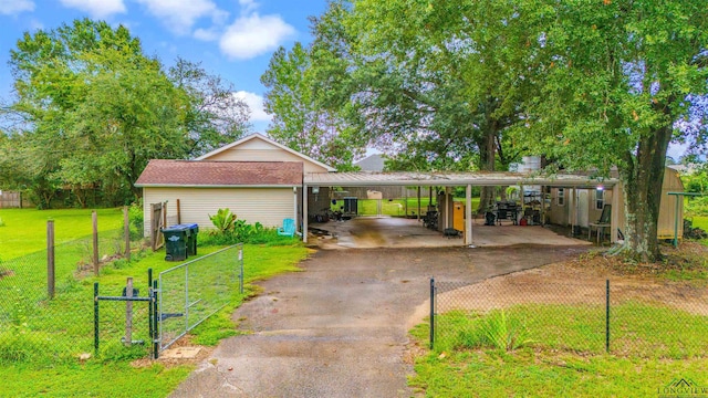 view of front of property featuring a carport and a front yard