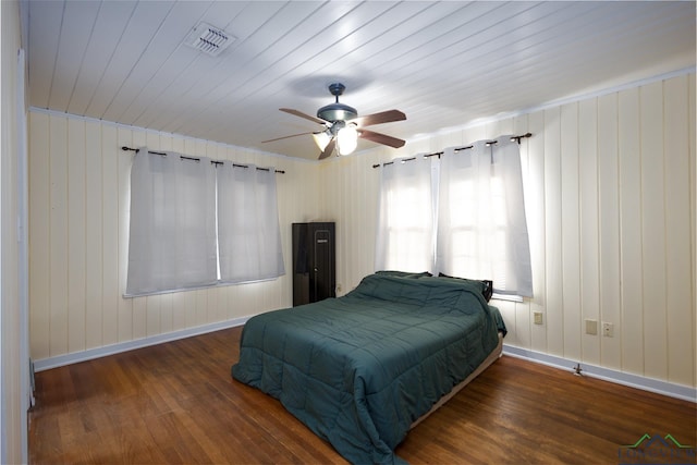 bedroom with dark hardwood / wood-style flooring and ceiling fan