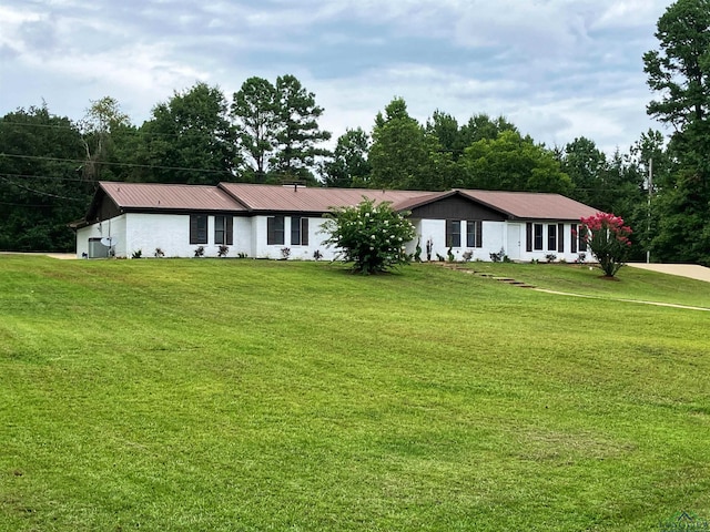 ranch-style house featuring a front yard