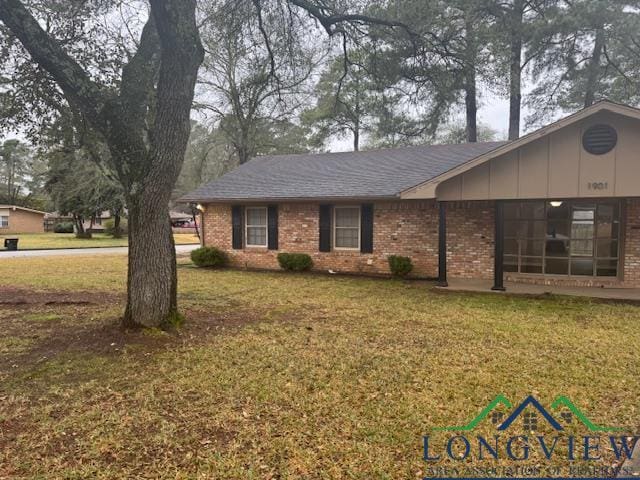 single story home with a front yard