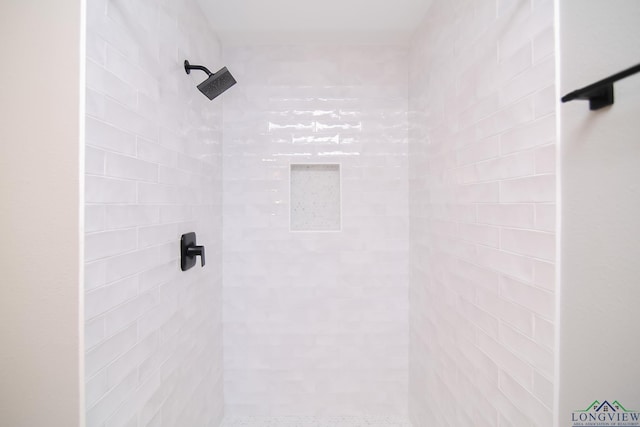 full bathroom featuring a tile shower