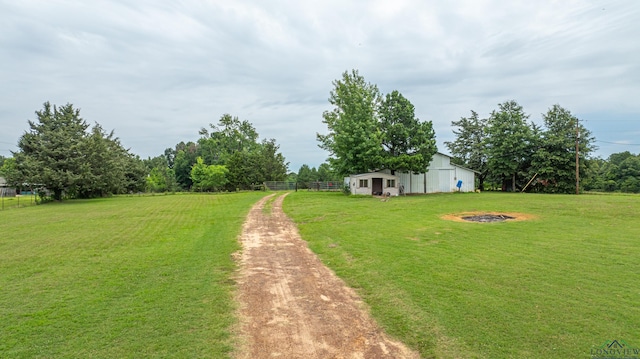 view of yard featuring an outbuilding