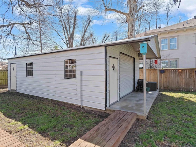 view of outdoor structure with an outdoor structure and a fenced backyard