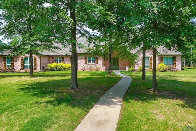 ranch-style home featuring a front lawn