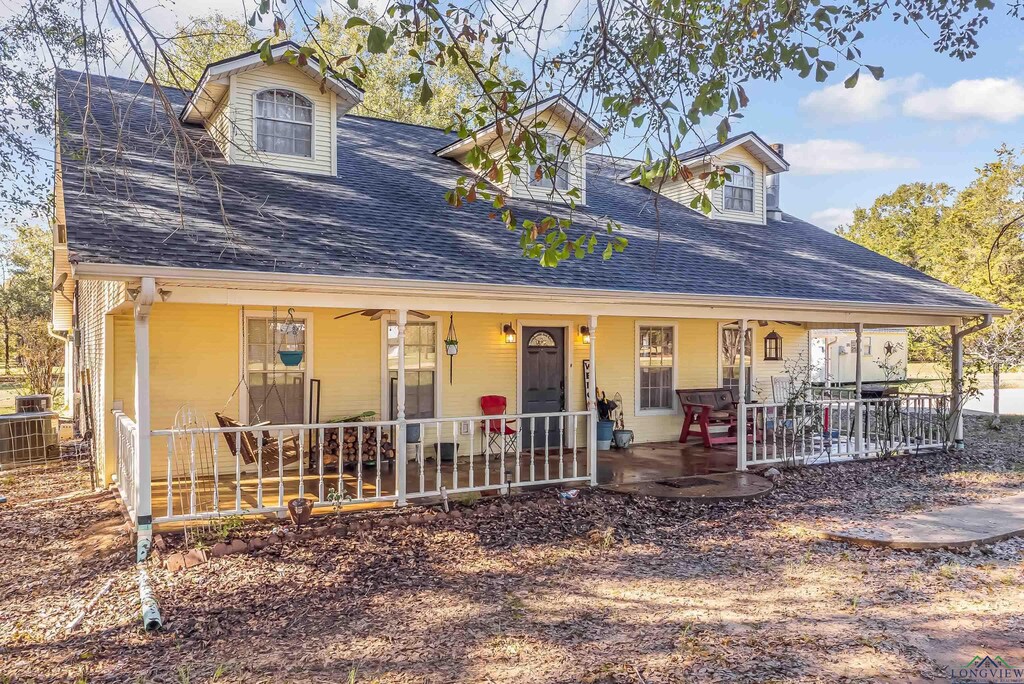 2915 Quail Ln, Longview, TX 75602 - view of front of property featuring covered porch