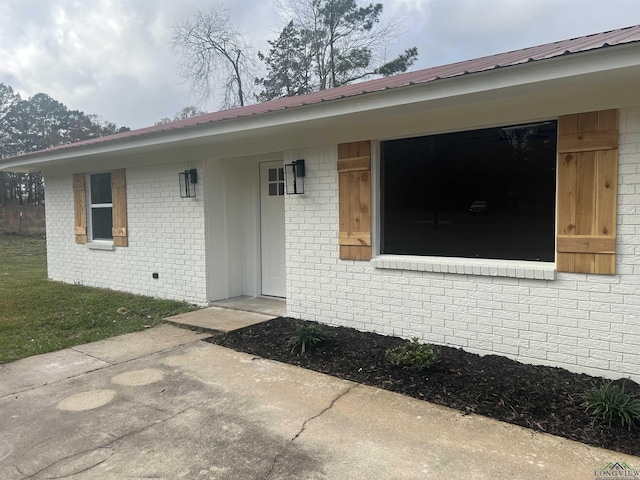 property entrance with covered porch