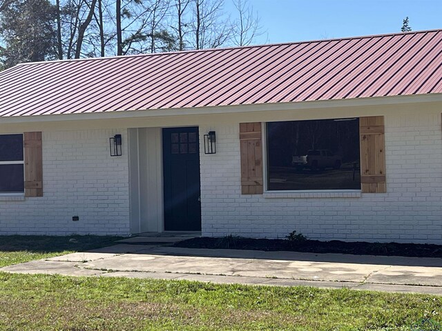 view of front of house with a front yard