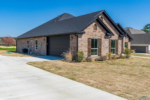 view of front facade featuring cooling unit, a front lawn, and a garage