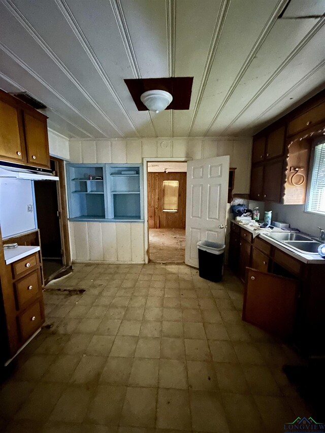 kitchen featuring a sink, light countertops, and tile patterned floors