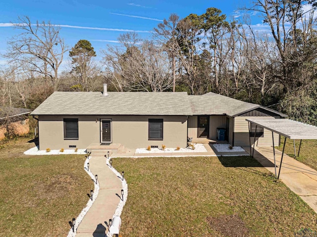 view of front of home featuring a front lawn and a carport