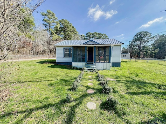 view of front of property featuring a front lawn