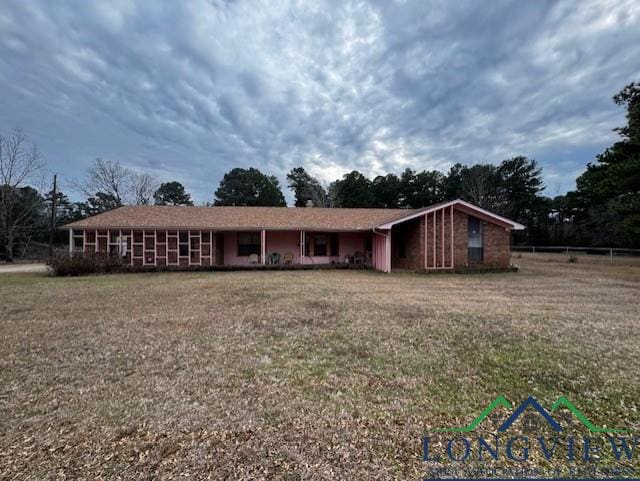 single story home featuring a front lawn