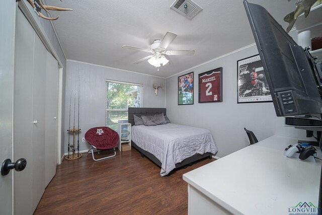 322 Roy Green Rd, Longview, TX 75602 - bedroom with ornamental molding, dark wood-type flooring, a ceiling fan, and a closet