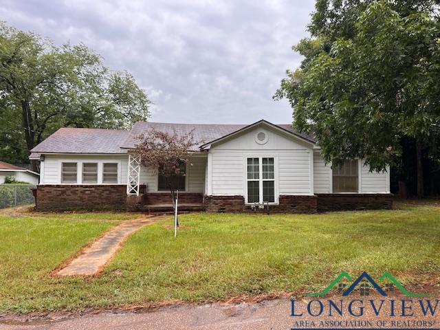 ranch-style home with a front yard