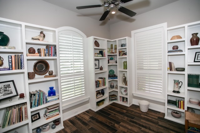 sitting room with dark wood-type flooring and ceiling fan