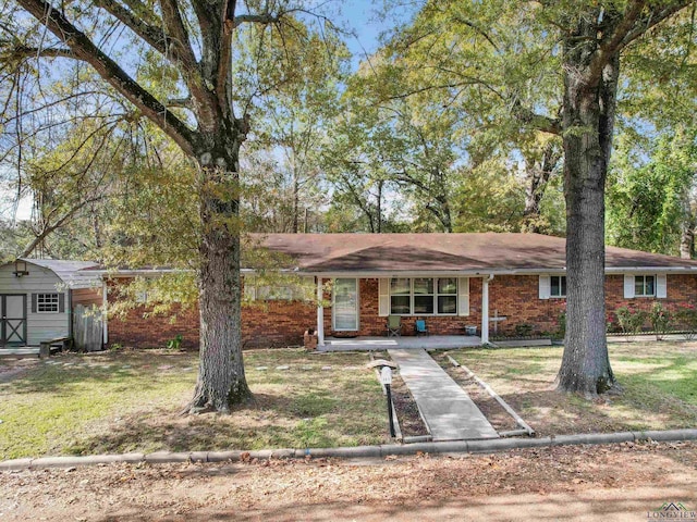 single story home with a front yard