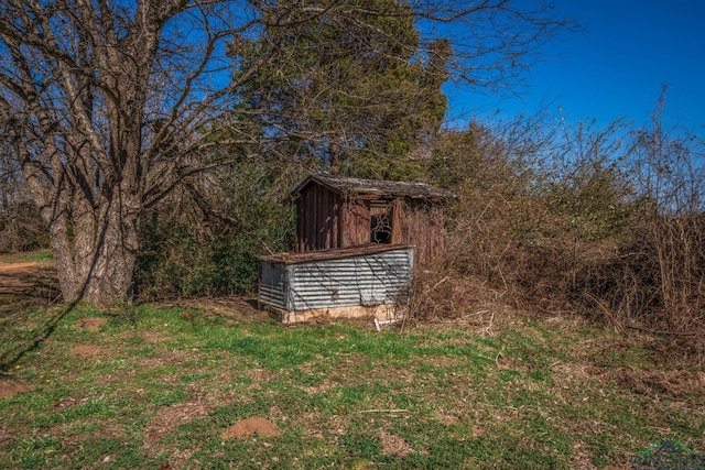 view of yard featuring a storage shed