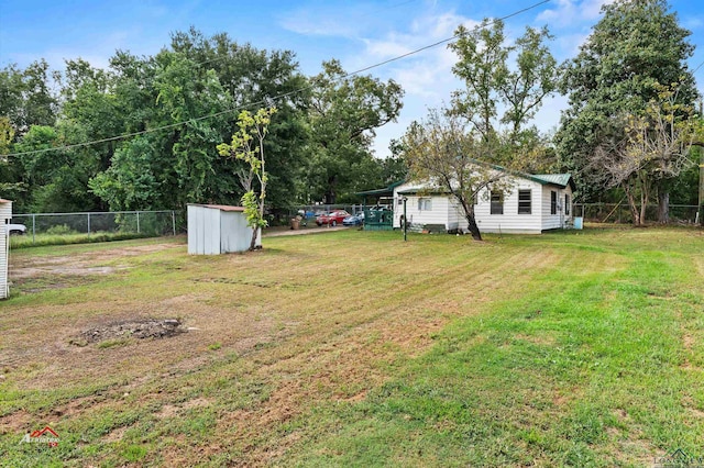 view of yard featuring a storage unit