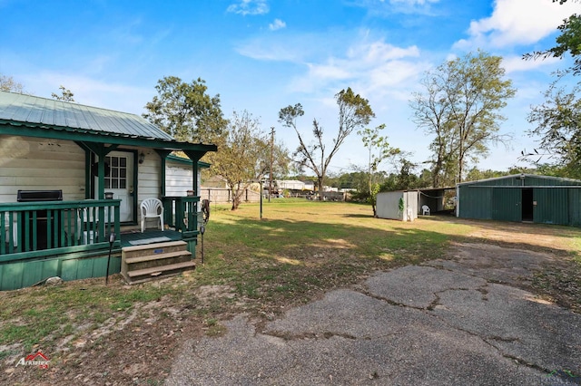 view of yard with an outbuilding