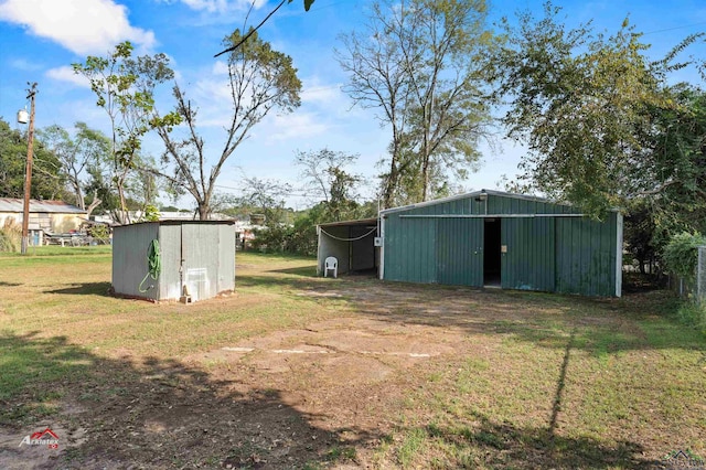 view of yard with an outdoor structure